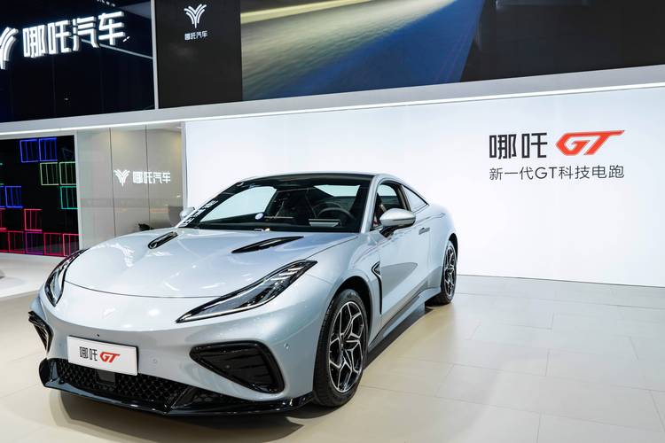 重庆181哪吒汽车在智能汽车领域的表现，领途汽车在新能源汽车市场中的影响力